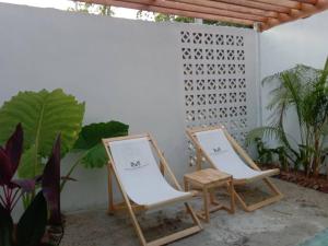 班柯木The Tropical Koh Mook的庭院里设有两把椅子和一张桌子