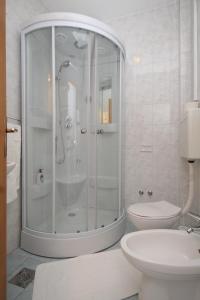 斯拉诺Apartments by the sea Slano, Dubrovnik - 8538的带淋浴和卫生间的白色浴室