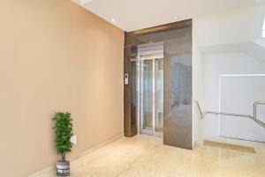 海得拉巴OYO Flagship Ekasila Suites的走廊上设有玻璃门和盆栽植物