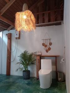 班柯木The Tropical Koh Mook的一间带卫生间和吊灯的浴室