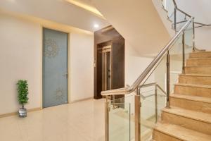 海得拉巴OYO Flagship Ekasila Suites的走廊设有楼梯和蓝色门
