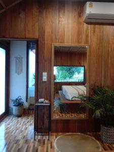 班柯木The Tropical Koh Mook的一间带镜子的卧室和一张床铺
