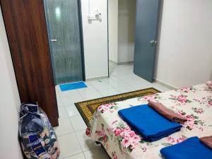 安顺Homestay Fayyadh Teluk Intan 3Room2Bath的一间房间,床上有蓝色文件夹