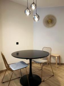 列日Suite luxueuse aux Guillemins的一张桌子和两张椅子