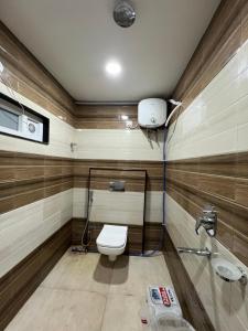 西里古里TIC ROOMS的一间带卫生间和淋浴的浴室。