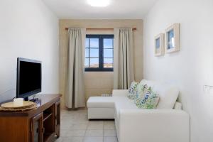 塞博河畔卡莱塔Apartamento Cabo的客厅配有白色沙发和电视