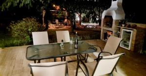 包道乔尼托毛伊Villa Prima Wellness Badacsony的露台上的玻璃桌和白色椅子