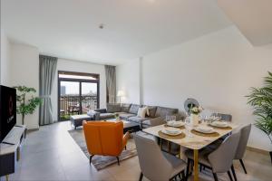 迪拜Livbnb Suites - Madinat Jumeirah Living - Cozy 2 Bedroom near Burj Al Arab的客厅配有桌子和沙发