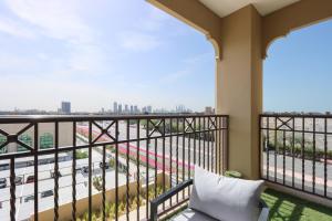 迪拜Livbnb Suites - Madinat Jumeirah Living - Cozy 2 Bedroom near Burj Al Arab的享有高速公路景致的阳台