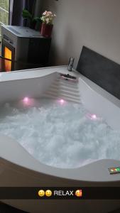 BeloeilÔ Chalet的浴缸里装满水,里面装有灯