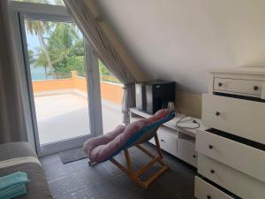 象岛Vitamin sea villas Koh Chang的客房设有带一张床和电视的卧室。