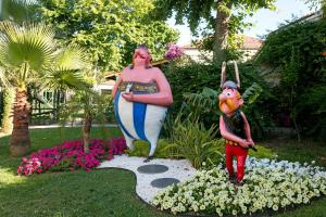 费特希耶俱乐部图阿娜费特希耶全包酒店的花园中妇女和儿童的雕像