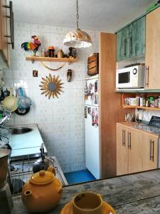 马德里Homenfun Madrid Villaverde Bajo的厨房配有白色冰箱和炉灶。