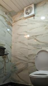 亚历山大Royal Crown Hotel عائلات فقط的一间带卫生间和石墙的浴室