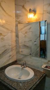 亚历山大Royal Crown Hotel عائلات فقط的一间带水槽和镜子的浴室