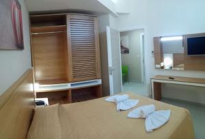 埃亚玛琳娜奈奇多Atrion Resort Hotel的一间卧室配有一张带两个枕头的床