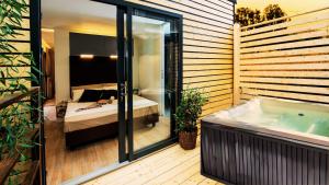 佩斯基耶拉德加达贝尔加米尼露营地的带浴缸的浴室和1间带1张床的卧室