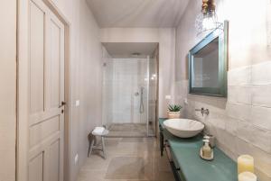 希克利RoccaSeta的白色的浴室设有水槽和镜子