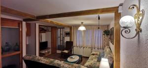 La GuardiolaJoanet Guarda turismo familiar en plena naturaleza的客厅配有沙发和桌子