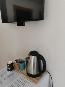 塞费里希萨尔SIĞACIK SEN KONUK EVİ的茶壶位于微波炉上