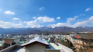 首尔lI - Full option two-room mountain view private house的享有以山脉为背景的城市美景