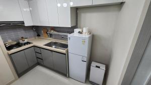 首尔lI - Full option two-room mountain view private house的小厨房配有白色冰箱和水槽