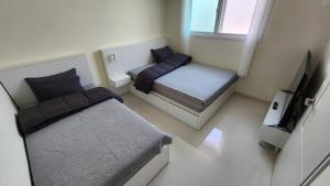 首尔lI - Full option two-room mountain view private house的小房间设有两张床和电视