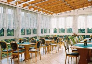 比尔弗登斯帕尔特沃尔德旅馆的用餐室设有桌椅和窗户。