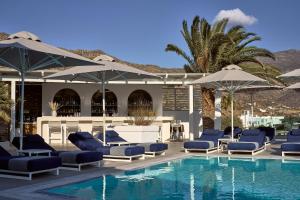 迈洛波塔斯约斯宫殿SPA酒店的一个带蓝色躺椅和遮阳伞的游泳池