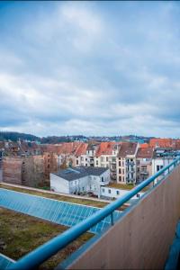 萨尔布吕肯Penthouse, Sonnenbalkon, Netflix的从大楼的阳台上可欣赏到城市景观