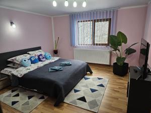 马拉亚Casa Alex的一间卧室配有一张带蓝色小猫枕头的床