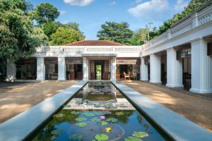 康提Taru Villas Kandy的享有带水 ⁇ 池的建筑的外部景色