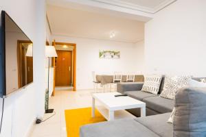 塞维利亚San Pagés 3BR Apartment的客厅配有沙发和桌子