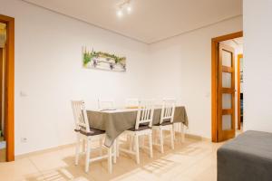 塞维利亚San Pagés 3BR Apartment的一间带桌椅的用餐室