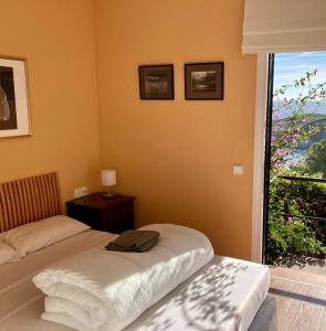 巴古尔La Caleta的一间卧室设有两张床和大窗户