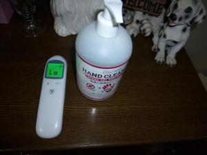 小樽Otaru - House - Vacation STAY 87614的遥控器旁的一瓶手提清洁剂