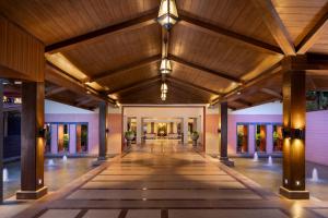 UtordaKenilworth Resort & Spa, Goa的一座拥有木制天花板的建筑的空大堂