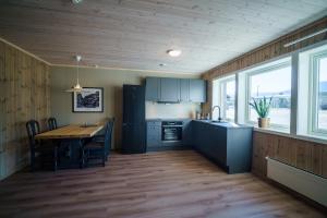 BjorliBjorli Fjellstuer - by Classic Norway Hotels的厨房铺有木地板,配有木桌。