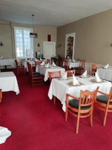 Aigurande贝里酒店的一间设有白色桌椅的用餐室