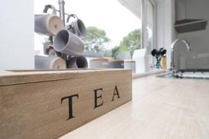 普里茅斯The Lockett by StayStaycations的厨房柜台上带有“茶”字的木标志