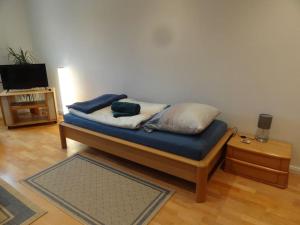 本德Idyllisch gelegene EG-Wohnung m. 3 Schlafzimmern的一张床上有两个枕头的房间
