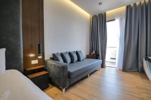 卡萨米尔Hotel Siars的客厅配有沙发和1张床