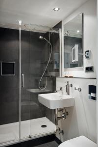汉堡圣安纳酒店的一间带水槽和淋浴的浴室