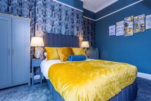 南希尔兹Room 01 - Sandhaven Rooms - Double的蓝色卧室配有一张带黄色床罩的大床