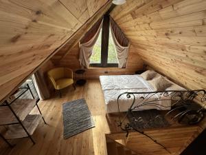 SopotOzoni & Sauna的小木屋内一间卧室,配有一张床