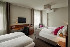 汉堡圣安纳酒店的酒店客房设有两张床和一张书桌及电视