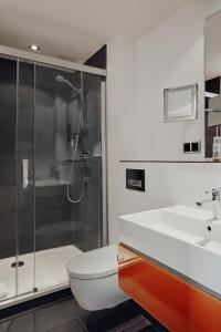 汉堡圣安纳酒店的带淋浴、卫生间和盥洗盆的浴室