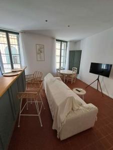 佩皮尼昂hypercentre, appartement coquet en rez-de-chaussée的卧室配有一张床和一张桌子及椅子