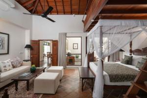 康提Taru Villas Kandy的一间卧室设有一张床和一间客厅。