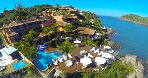 布希奥斯私人菲拉杜拉酒店的享有度假村和海洋的空中景致